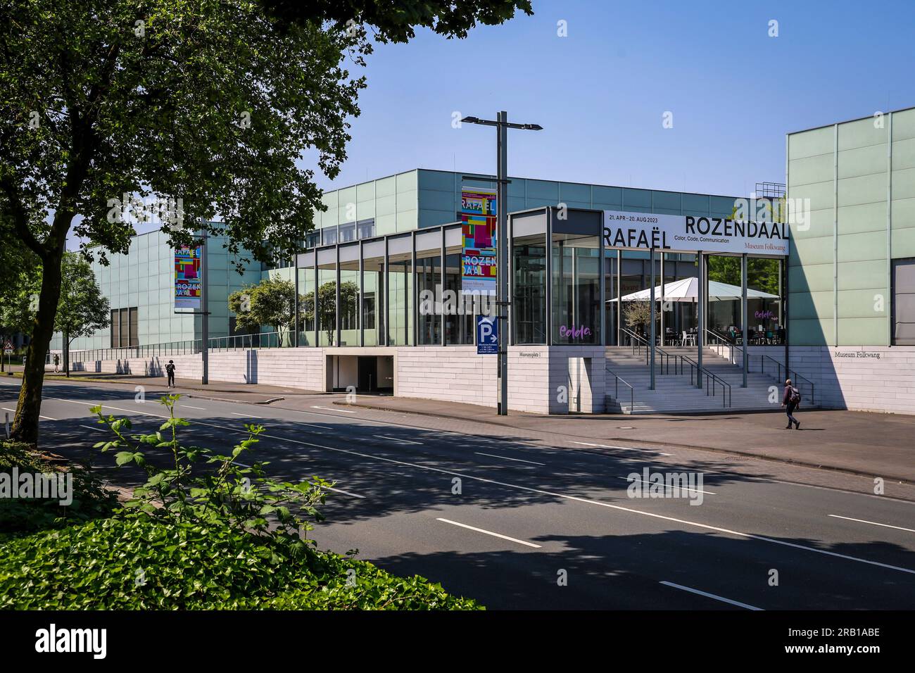 Essen, Rhénanie du Nord-Westphalie, Allemagne - le Musée Folkwang est un musée d'art situé à Essen sur Bismarckstrasse. Il a été ouvert en 1902 à Hagen par le mécène Karl Ernst Osthaus sous le nom Folkwang Museum et a longtemps joué un rôle de pionnier dans le domaine de l'art moderne. 21 avril 2023 - 20 AOÛT 2023 exposition RAFAEL ROZENDAAL couleur, Code, communication. Banque D'Images