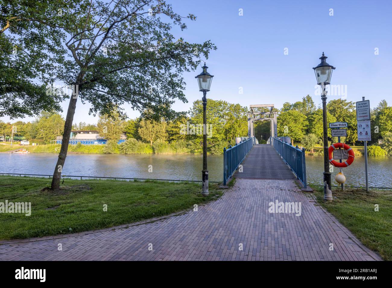 Le pont bleu à Friedrichstadt en Frise du Nord Banque D'Images