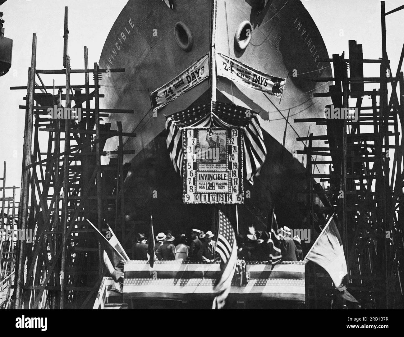 Alameda, Californie : 15 août 1918 le cargo de 12,000 tonnes, « Invincible », est lancé au chantier naval de Bethlehem après sa construction en un record de 24 jours. Banque D'Images