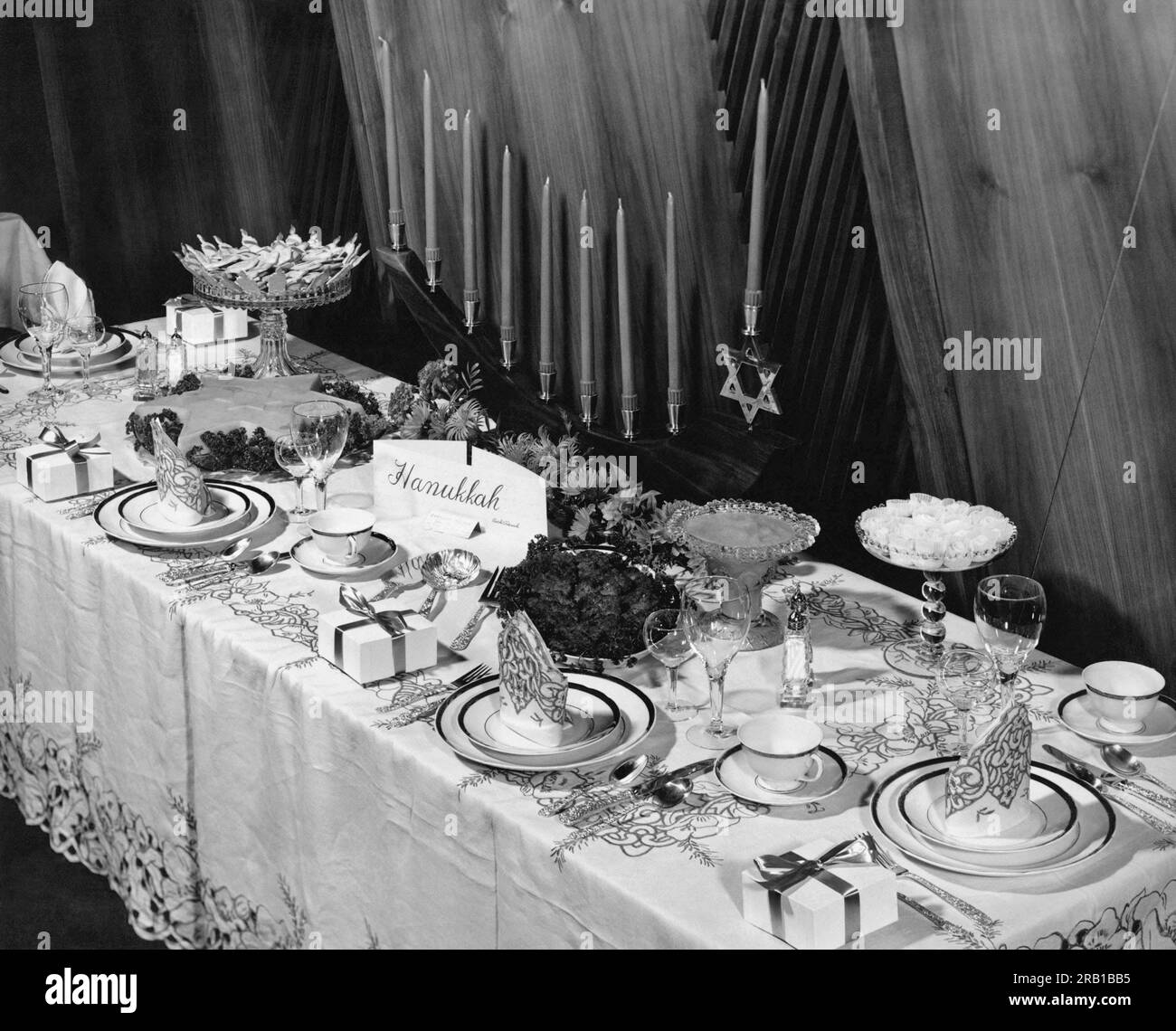 Los Angeles, Californie : c. 1955 Un réglage de table pour Hanukkah, les vacances juives de huit jours, Banque D'Images