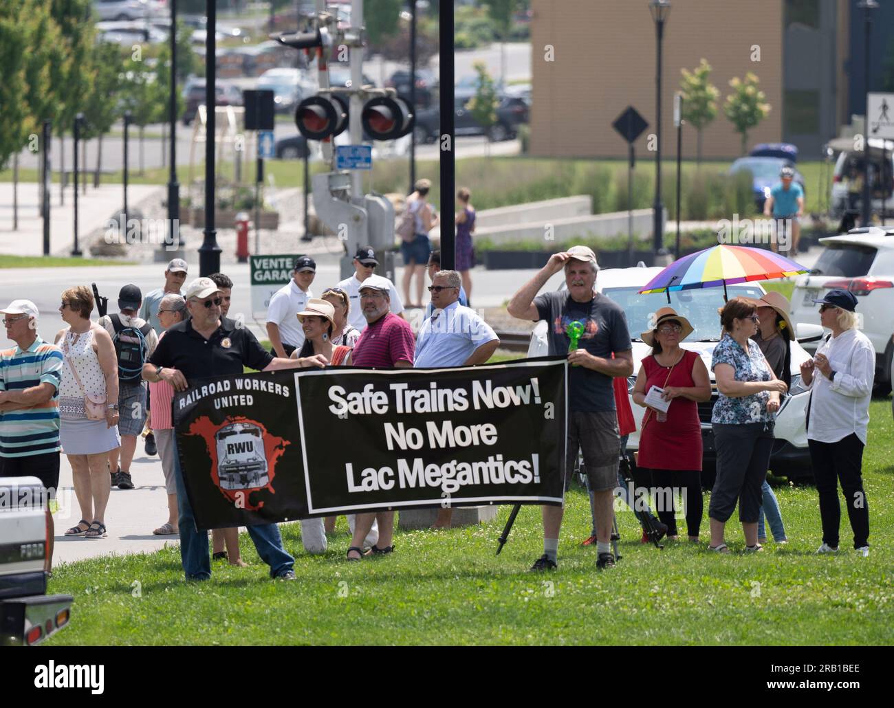 Lac Mégantic, Canada. 06 juillet 2023. Des gens tiennent une affiche à