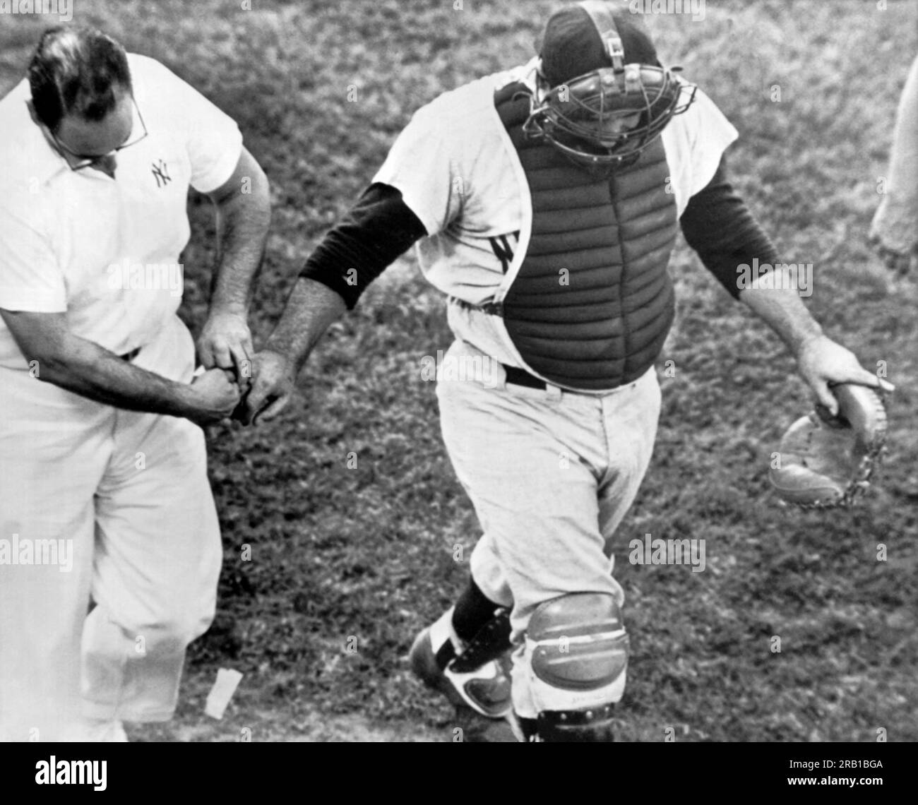Baltimore, Maryland : 24 août 1962 New York Yankee Catcher Yogi Berra trudges du terrain après un bout de la chauve-souris de Marv Breeding arraché un ongle sur sa main droite. Banque D'Images