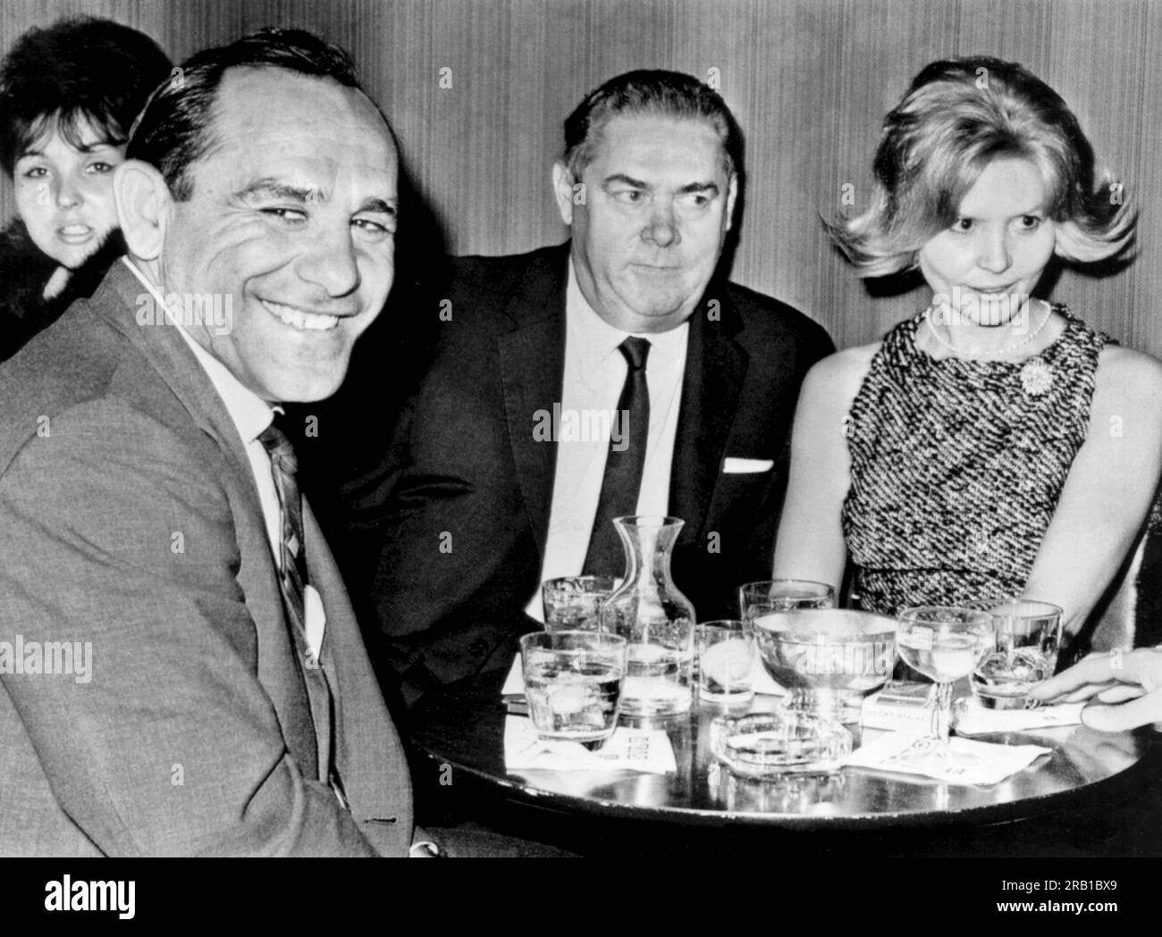 New York, New York : 25 octobre 1963 Un heureux Yogi Berra célèbre sa nomination en tant que Manager des New York Yankees à la boîte de nuit Toots Shors avec sa femme et le directeur général des Yankees Roy Hamey. Banque D'Images
