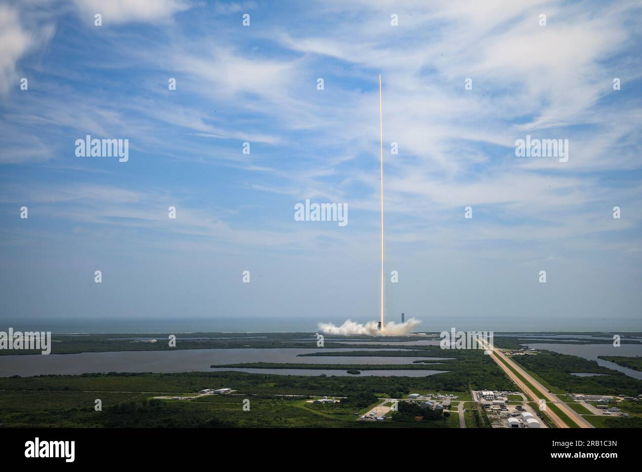 5 juin 2023 - KSC, Floride, USA - la NASA et SpaceX ont lancé la 28e mission commerciale de réapprovisionnement du Cargo Dragon à partir du Launch Complex 39a au Kennedy Space Center de l'agence en Floride. Le décollage a eu lieu à 11:47 heures du matin HAE, 5 juin 2023. Dragon de SpaceX livrera de nouvelles recherches scientifiques, de la nourriture, des fournitures et de l'équipement à la Station spatiale internationale pour l'équipage, y compris la prochaine paire d'IROSA (International Space Station Roll Out Solar Arrays). Ces panneaux solaires, qui se déploient en utilisant l'énergie cinétique stockée, élargiront les capacités de production d'énergie de la station spatiale. Ceci Banque D'Images
