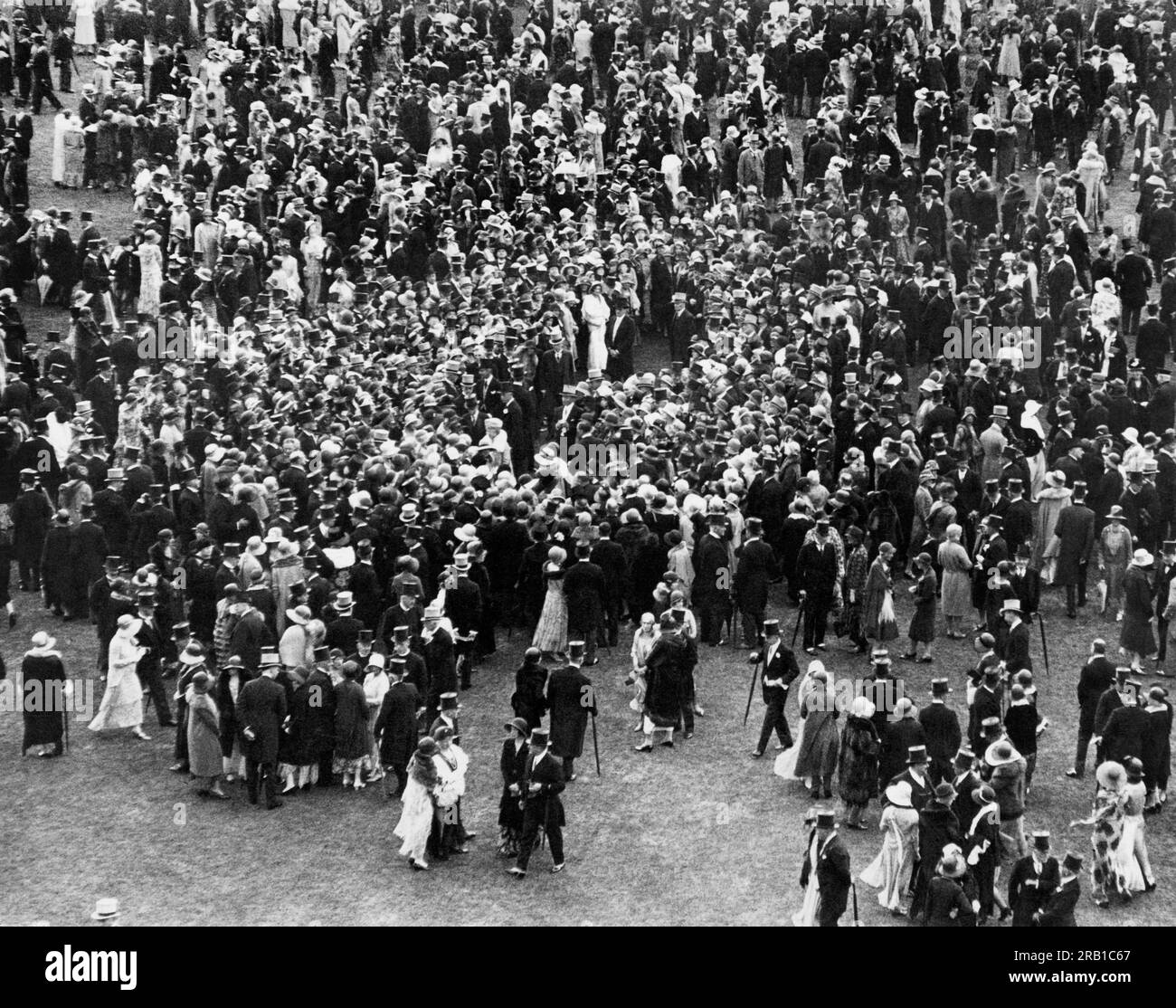Londres, Angleterre : 24 juillet 1930 vue aérienne de la Garden party de l'après-midi donnée par le roi et la reine aujourd'hui au palais de Buckingham. Le Roi et la Reine sont dans la foule au centre inférieur. Banque D'Images