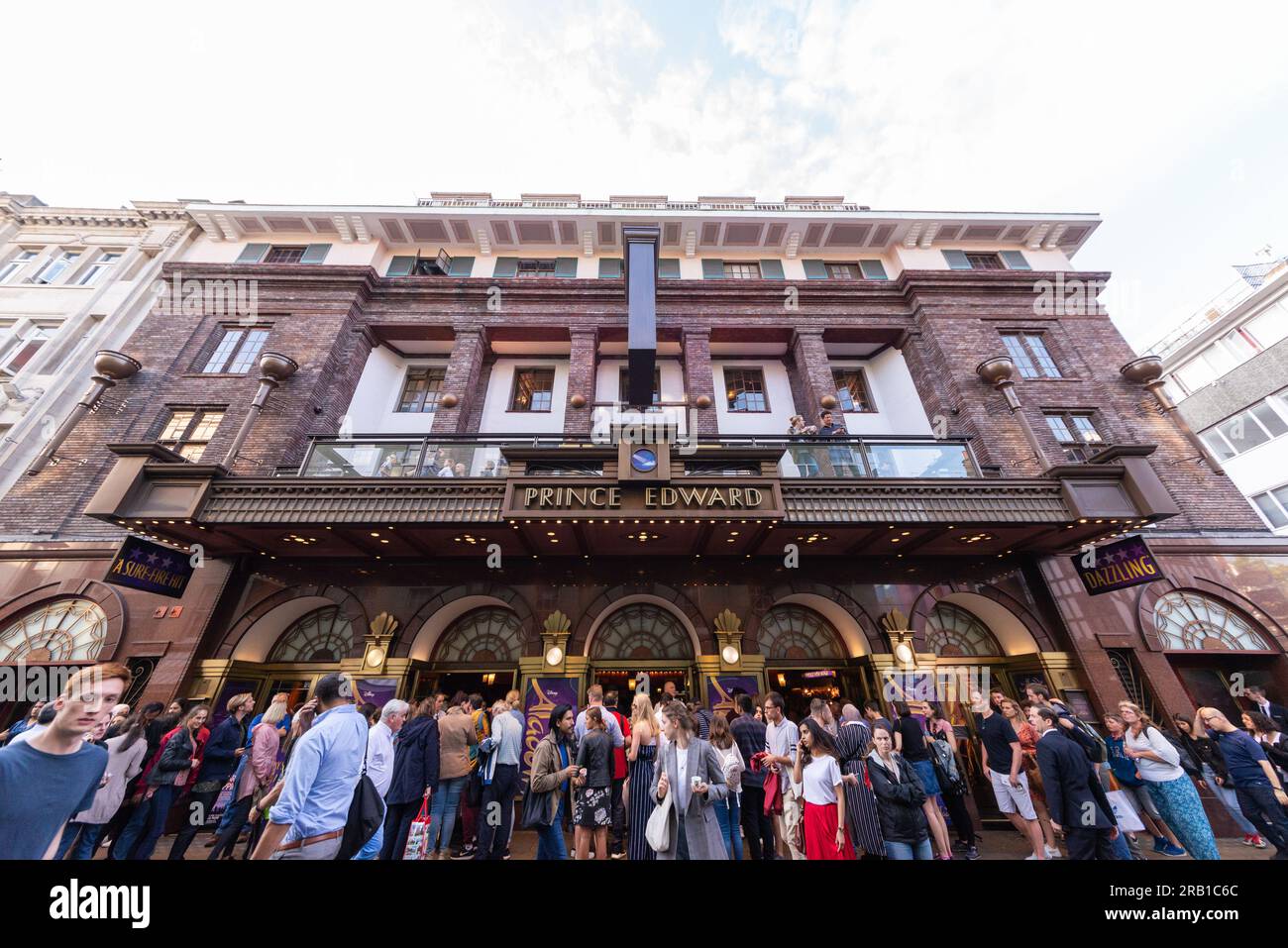 Prince Edward Theatre, West End Theatre, situé sur Old Compton Street, City of Westminster, Londres, Royaume-Uni. Occupé par les spectateurs du théâtre Banque D'Images