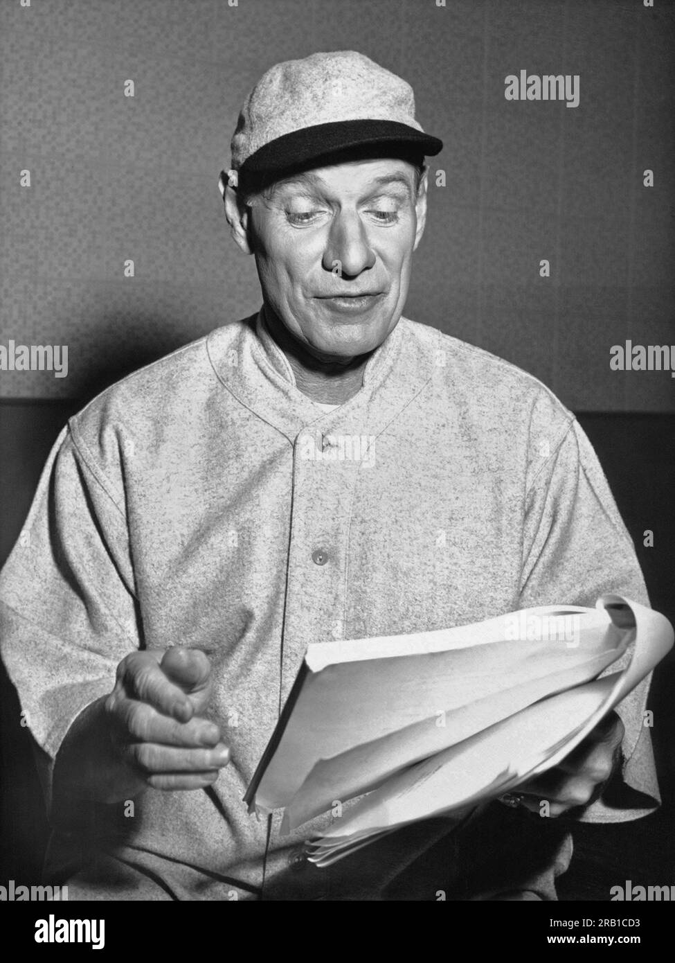 Milwaukee, Wisconsin : 20 avril 1957 l'ancien joueur de baseball et Manager Leo 'The Lip' Durocher se prépare à appeler le fond de couleur de la première émission de la saison régulière de NBC de Major League Baseball. Banque D'Images