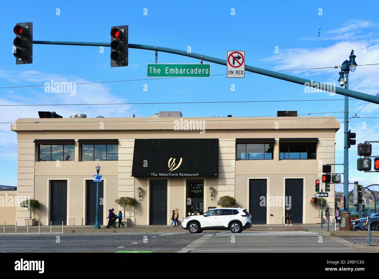 Façade du Waterfront Restaurant & Cafe ouvert 1969 Pier 7 avec le panneau Embarcadero et les feux de circulation San Francisco California USA Banque D'Images