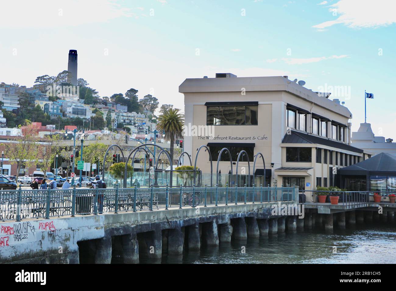 Le Waterfront Restaurant & Cafe a ouvert ses portes en 1969 avec le Coit Memorial Tower Pier 7 The Embarcadero San Francisco California USA Banque D'Images