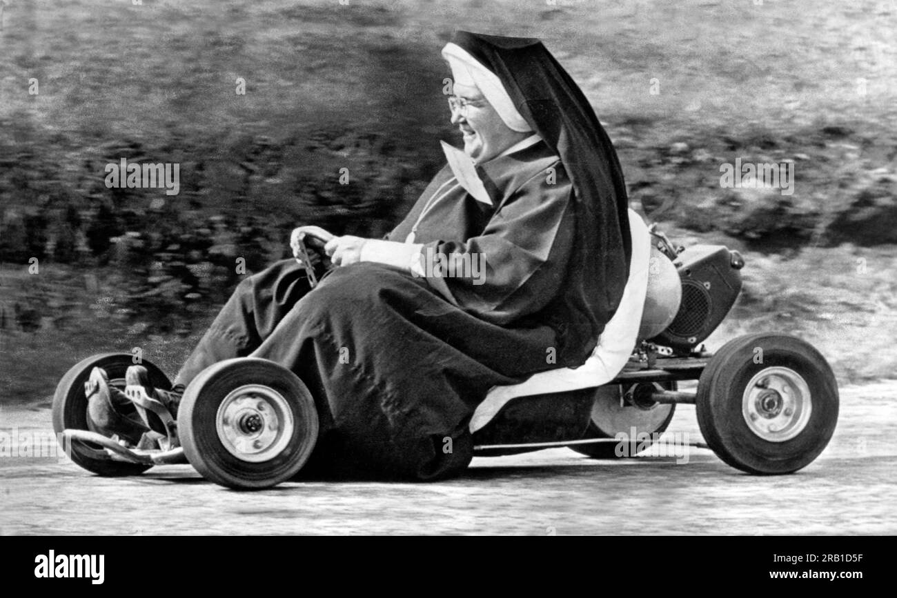 Akron, Ohio : octobre 10. 1962. Sœur John Bosco de la St. Sebastian School à Akron s'amusant à faire de l'outillage autour d'une piste de karting. Banque D'Images