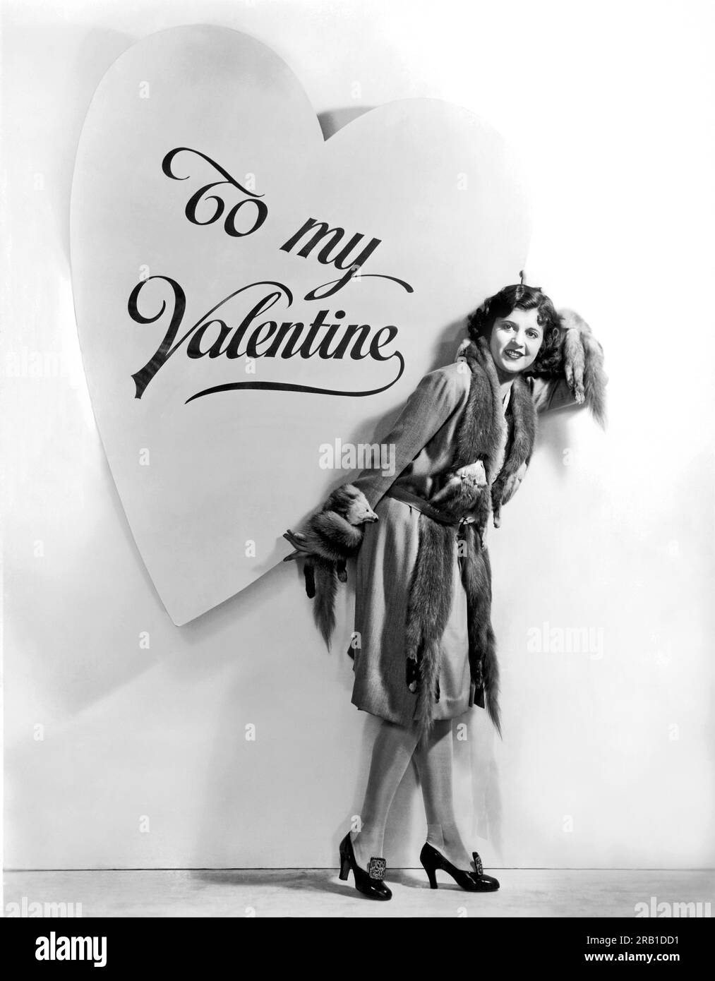 Hollywood, Californie : c. 1934. La joueuse universelle Dorothy Gulliver, (1908-1997) livre une Saint-Valentin. Banque D'Images