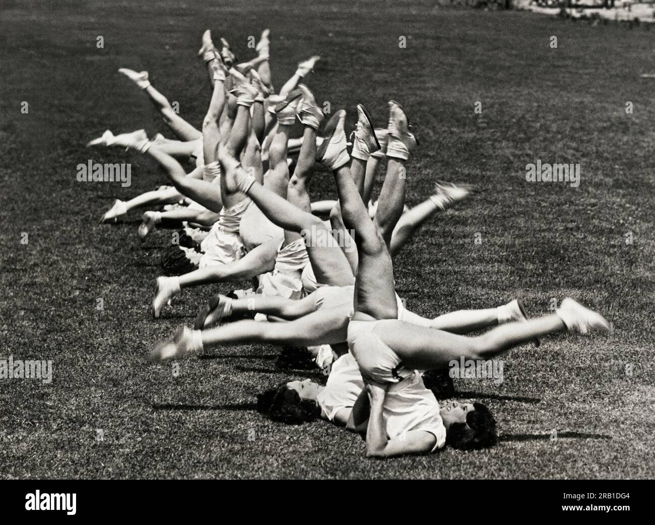 Los Angeles, Californie, 1930 en travaillant à Lafayette Park, les membres du club de culture physique de Los Angeles appellent cela « faire du vélo », un exercice qu'ils ont développé pour « décoller là où il y a trop et mettre là où il y a trop peu ». Banque D'Images