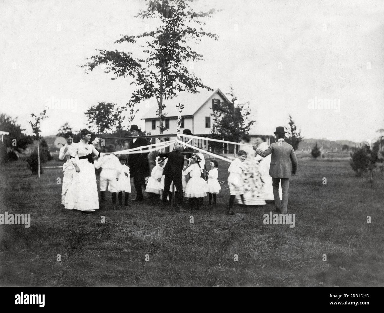 Niantic, Connecticut : juillet 1885 Une danse Maypole pour l'anniversaire d'une fille. Banque D'Images