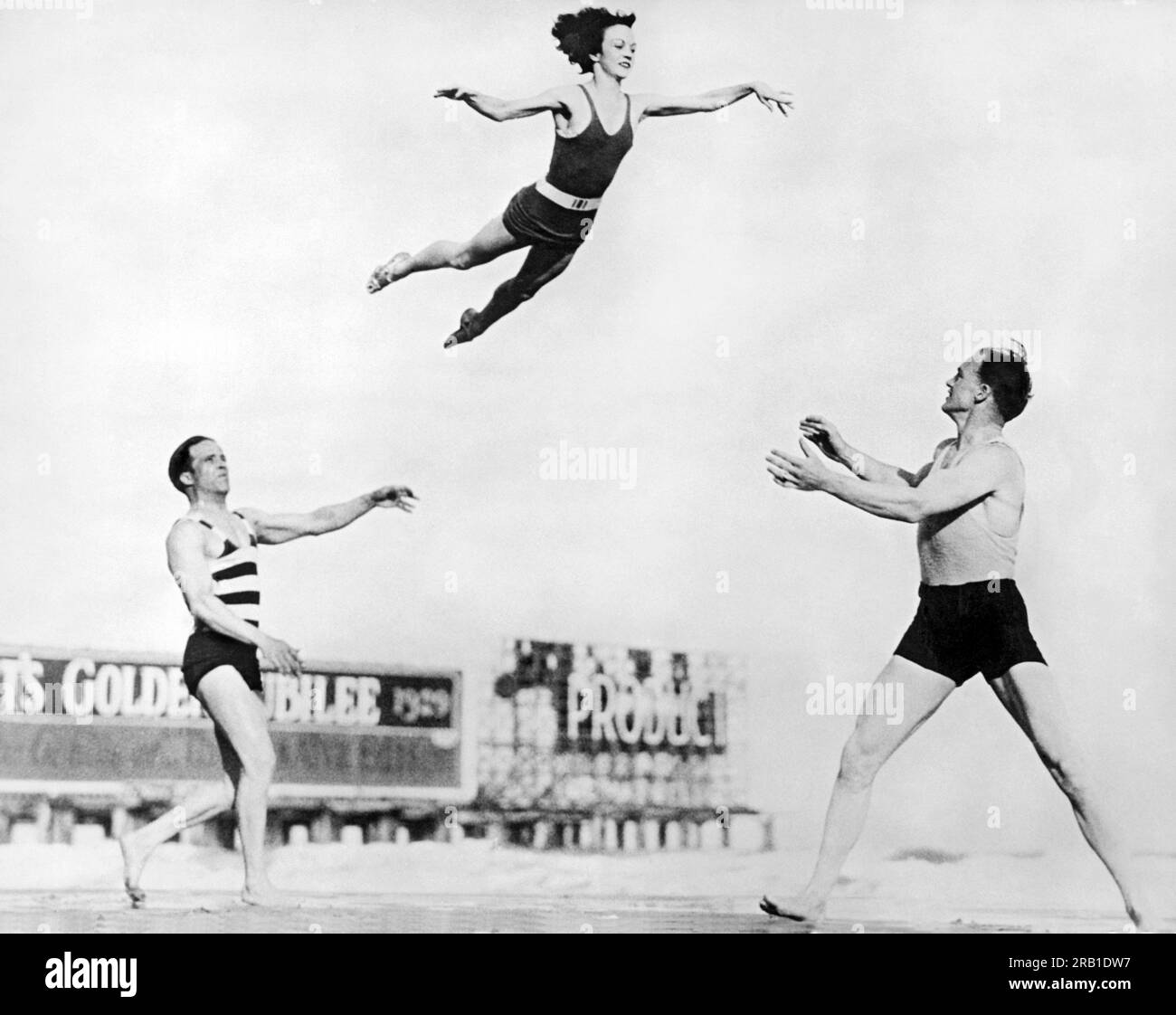 New York, New York : 1929. Trois artistes de la production scénique, 'Broadway Nightss' pratiquent leurs mouvements sur la plage. Eddy et Douglas jettent Dolores de 16 pieds à une hauteur de plus de 20 pieds, et n'ont jamais eu de ratés. Banque D'Images
