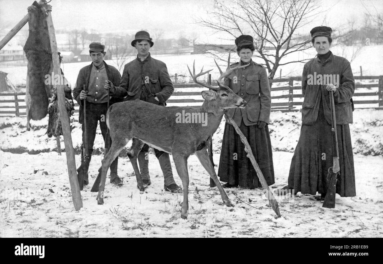 États-Unis : c. 1900. Une saison de chasse heureuse pour la famille. Banque D'Images