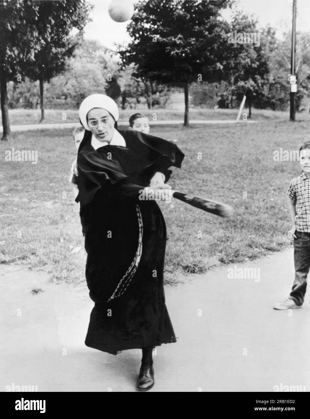 Louisville, Kentucky : octobre, 1965 Une religieuse qui s'occupe des garçons à la St. Thomas Orphanage leur enseigne aussi quelques choses sur le baseball. Banque D'Images
