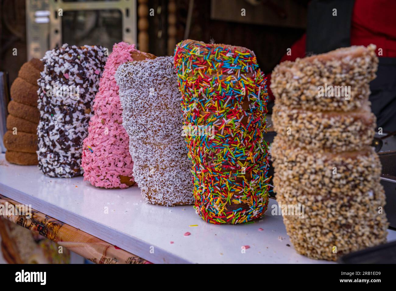 Une variété de gâteau Kürtőskalács Kurtosh Kalach Chimney avec des saupoudrages Banque D'Images