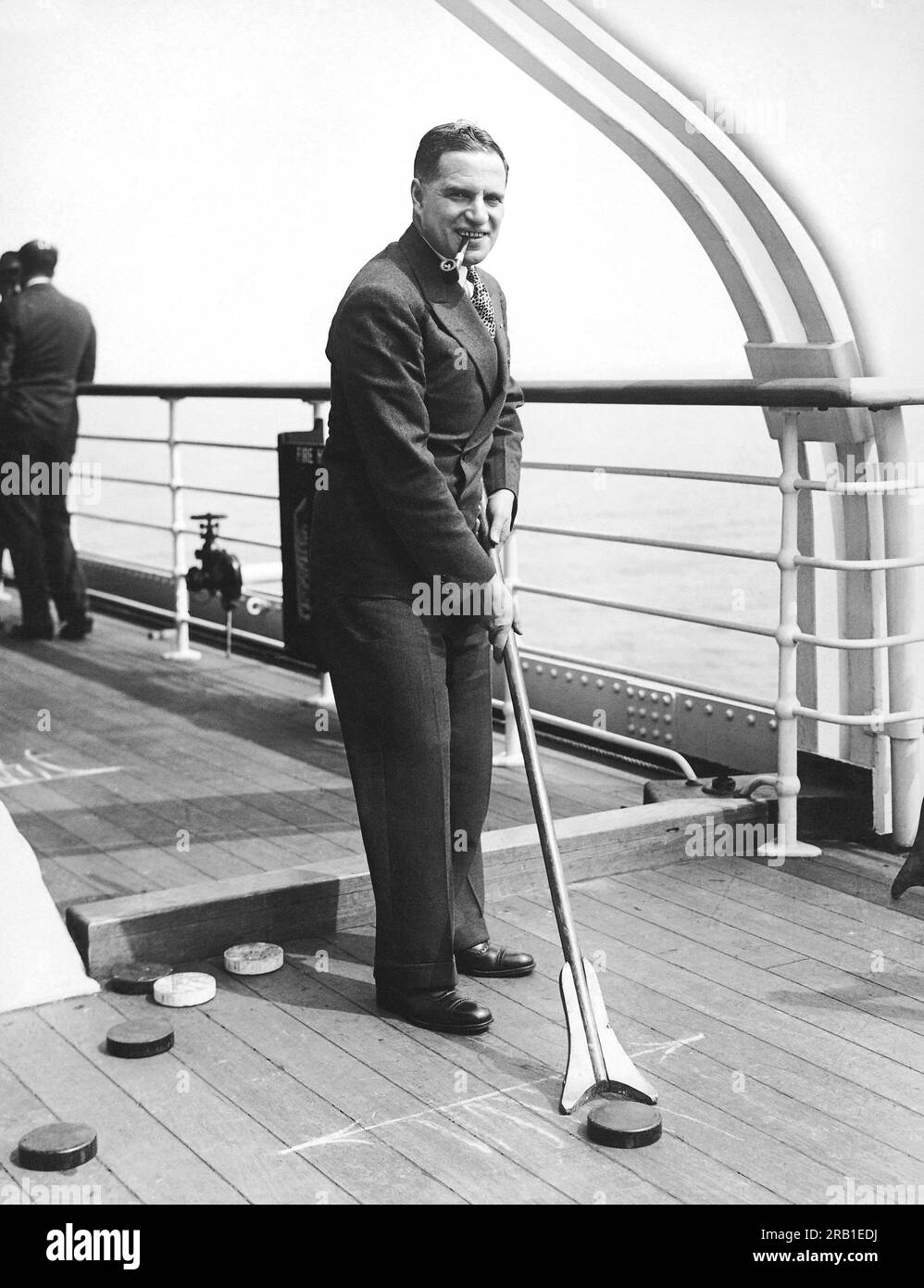 New York, New York : vers 1930 le président de Queens Borough George Harvey joue au jeu de palets sur le pont de la nouvelle Grace Line SS Santa Clara lors de son dernier essai entre Camden et New York. Banque D'Images