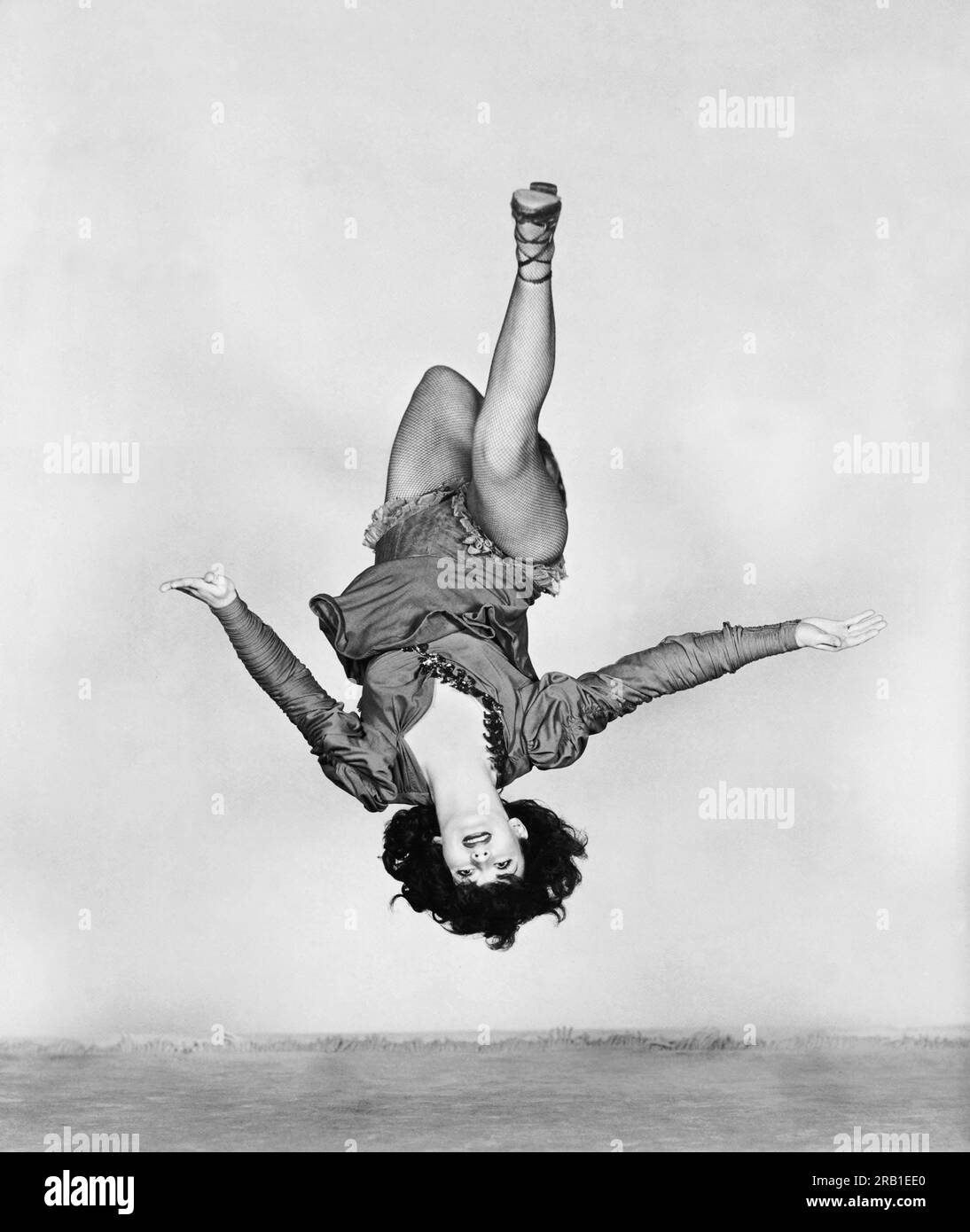 Hollywood, Californie : 1943 la danseuse acrobatique «spécialité» Miriam Lavelle effectue un back flip dans le cadre de sa routine de danse. Banque D'Images
