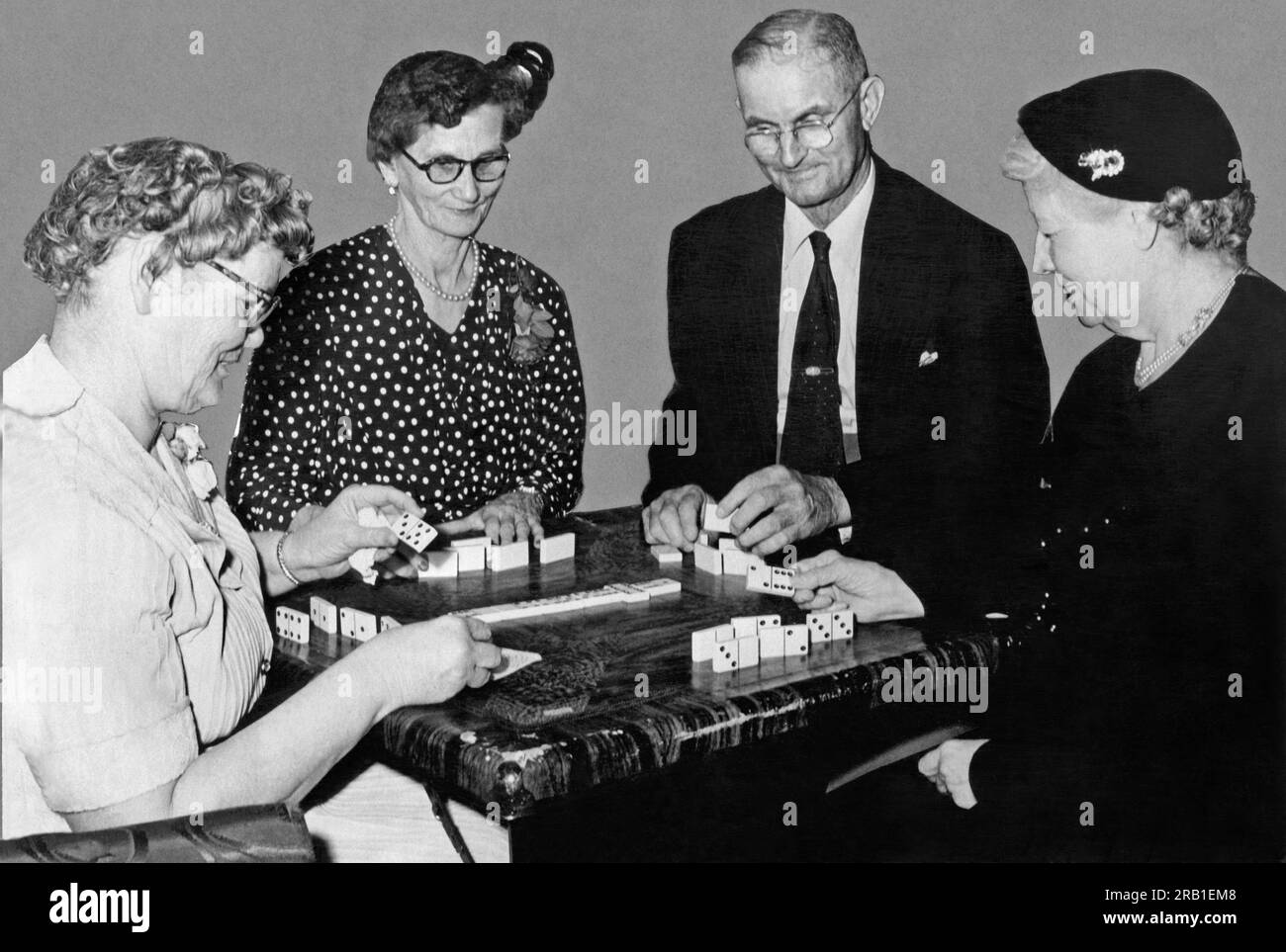 Oklahoma City, Oklahoma : avril 1954. Un quatuor de membres d'un groupe de personnes âgées joue des dominos au YWCA qui parraine les rassemblements. Banque D'Images