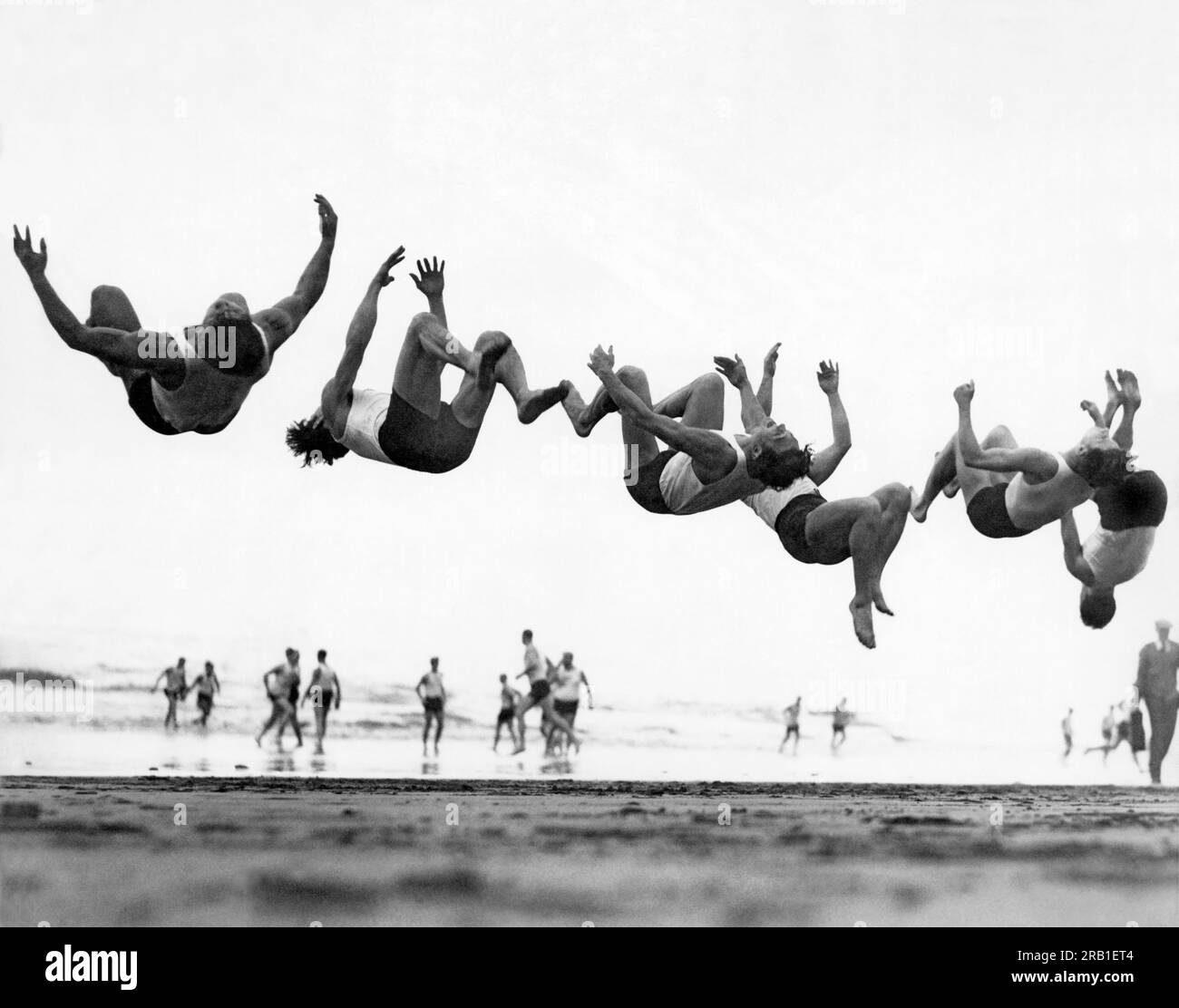 San Francisco, Californie : 1 janvier 1932. Six membres du Club olympique tentent de gagner le courage de sauter dans les 54 degrés de l'océan Pacifique lors de l'événement annuel du nouvel an. Banque D'Images
