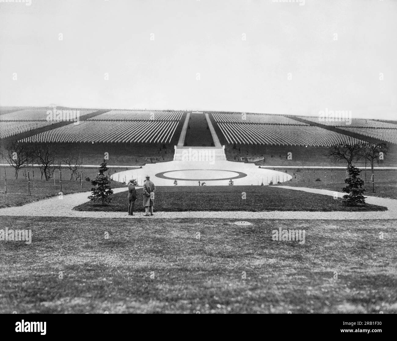 Romagne, France : 15 avril 1927 deux hommes voient le cimetière américain de Meuse-Argonne où 16 000 Américains ont été enterrés au lendemain de la première Guerre mondiale Banque D'Images