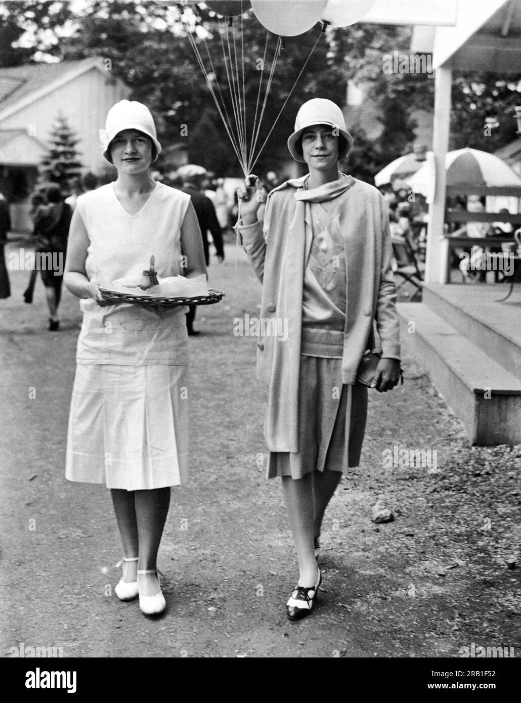 Devon, Pennsylvanie : vers 1927 deux jeunes femmes de la société qui vendent des hot-dogs et des ballons au Devon Charity Horse and Dog Show au profit de l'hôpital Bryn Mawr. Banque D'Images