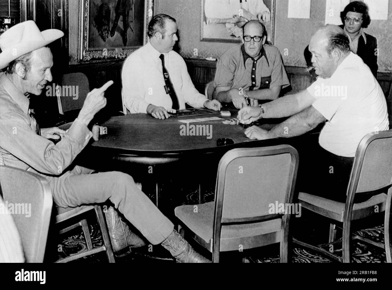 Las Vegas, Nevada : 18 mai 1972 la troisième série mondiale annuelle de poker a joué jusqu'à l'aube aujourd'hui au Horseshoe Casino et après une semaine de poker sinistre, seuls deux joueurs ont survécu au tour final : (G-D) 'Amarillo Sliml', Peston, Texas ; le croupier de casino; 'Texas' Doyle, qui a encaissé à cause de la fatigue, et W.C. "Puggy" Pearson, Nashville, Tennessee. Banque D'Images