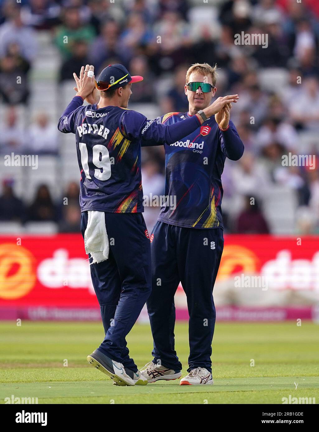 Simon Hamer (à droite) des Eagles d'Essex célèbre avoir pris le guichet de Jacob Bethell des Birmingham Bears lors du match T20 de Vitality Blast à Edgbaston, Birmingham. Date de la photo : jeudi 6 juillet 2023. Banque D'Images