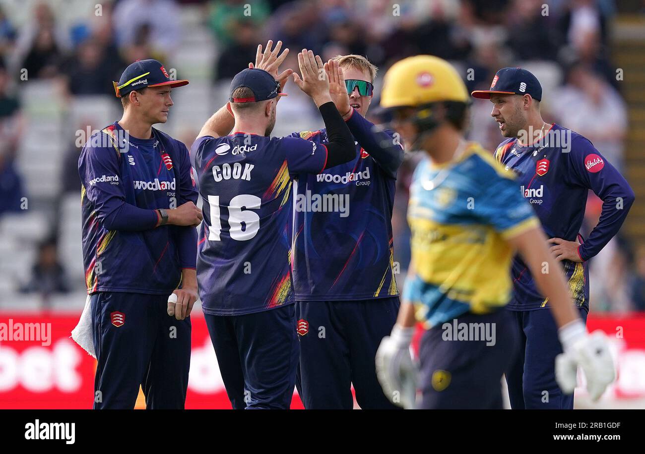 Simon Hamer (au centre) des Eagles d'Essex célèbre la victoire sur le guichet de Jacob Bethell des Birmingham Bears lors du match Vitality Blast T20 à Edgbaston, Birmingham. Date de la photo : jeudi 6 juillet 2023. Banque D'Images