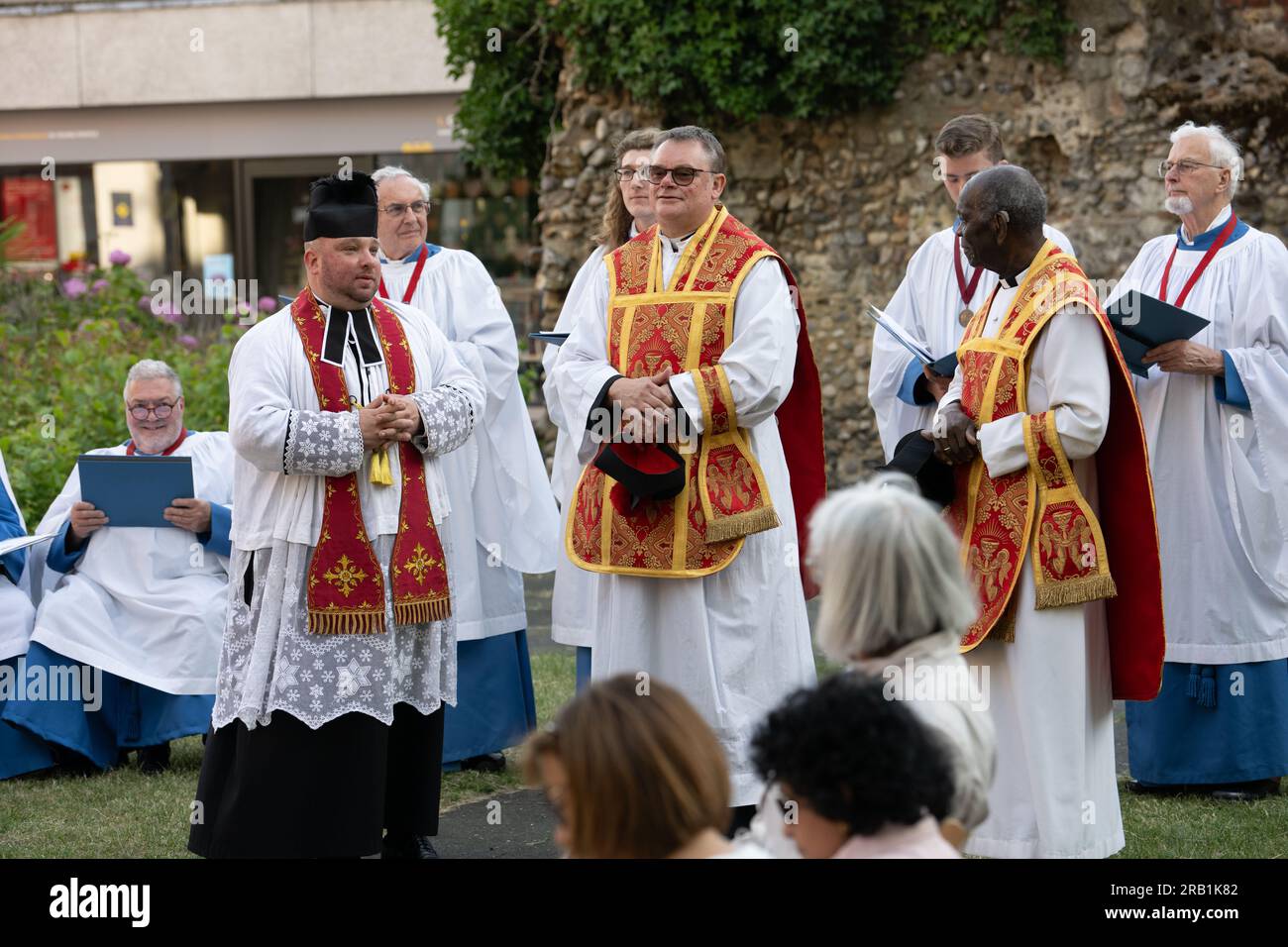 Brentwood Essex 6 juillet 2023 une messe patronale en plein air tenue dans les RUINES DE L'ANCIENNE CHAPELLE DE ST THOMAS A BECKET (première construction 1377) dans Brentwood High Street. Les célébrants étaient le père Mark North, le père Matthew Austin et le père Ossie Trelles Credit : Ian Davidson/Alamy Live News Banque D'Images