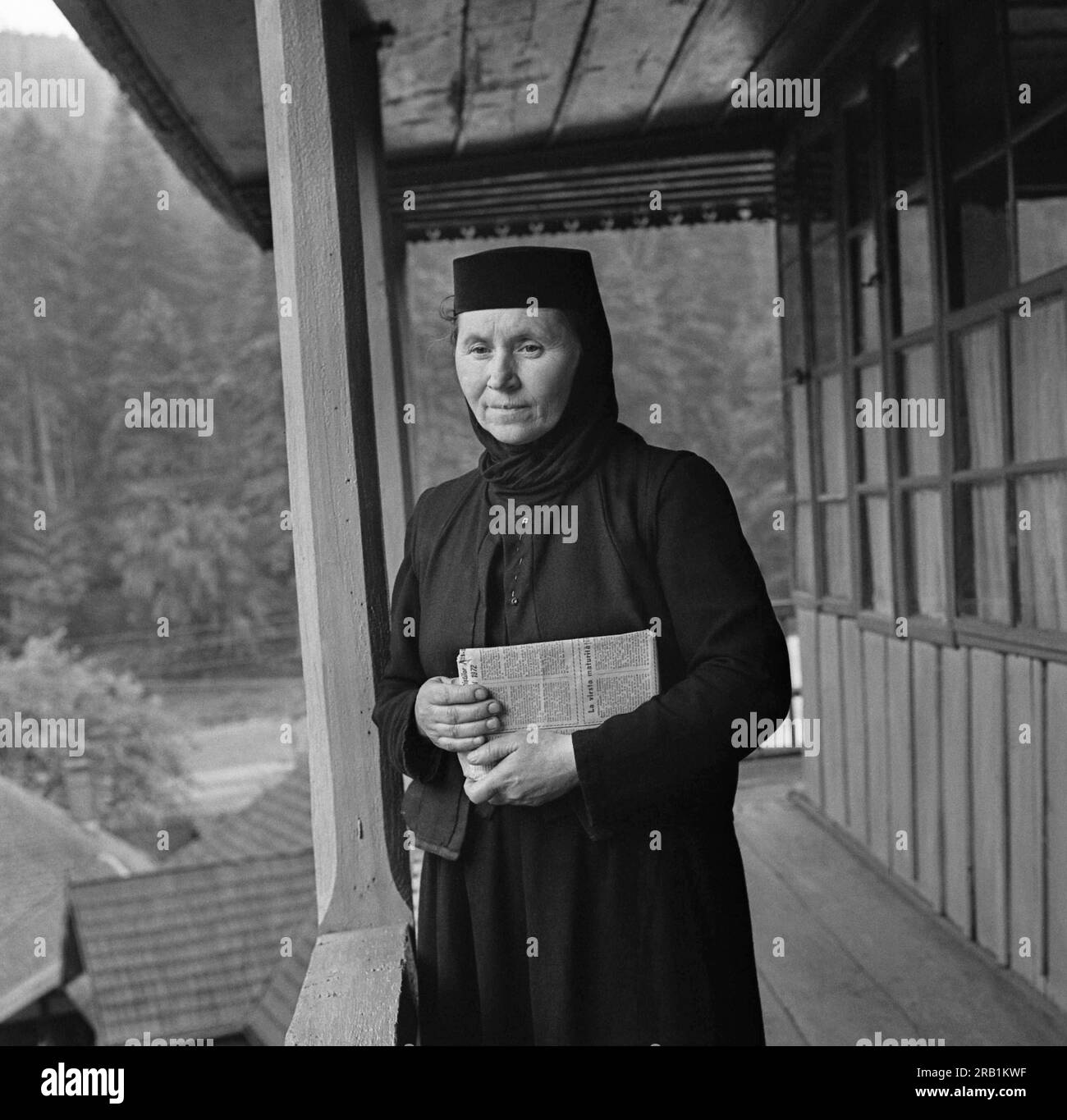 Comté de Neamt, Roumanie, env. 1975. Nonne au monastère Agapia. Banque D'Images
