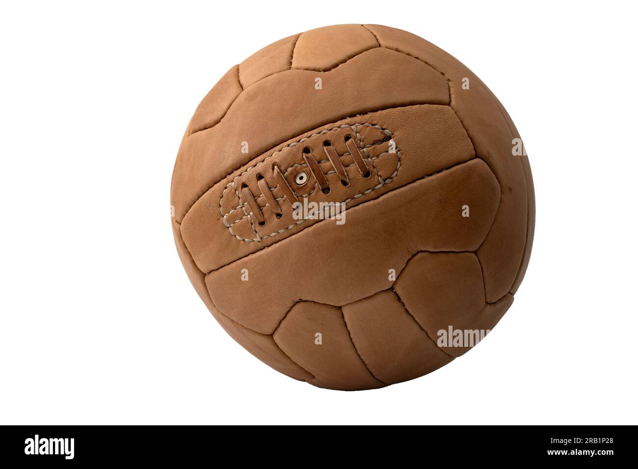 Ballon de football vintage isolé sur fond blanc avec concept de découpe de chemin de découpe pour équipement sportif classique, loisirs sportifs antiques, et Old- Banque D'Images