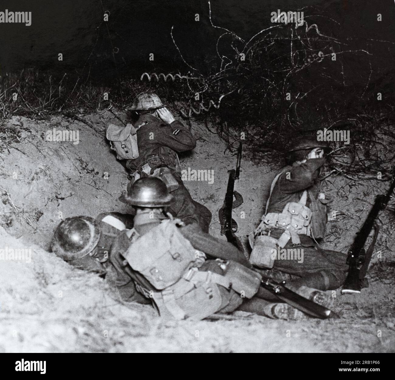 Infanterie britannique mangeant un poste d'écoute dans le no Mans Land sur le front occidental pendant la première Guerre mondiale. Banque D'Images