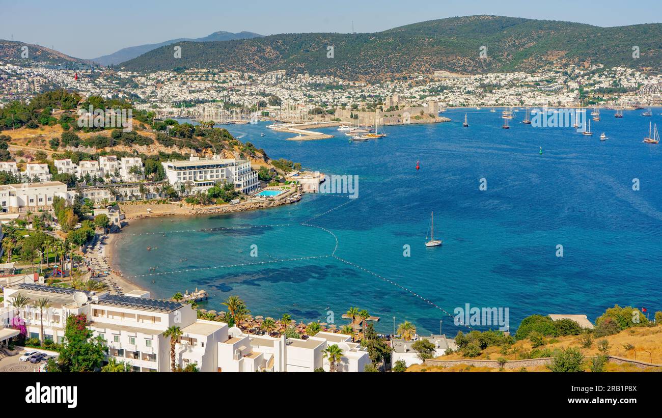 Vue panoramique sur la ville de Bodrum, la Turquie et le château et la marina de Saint Peter. Paysage d'été, destination de voyage populaire Banque D'Images