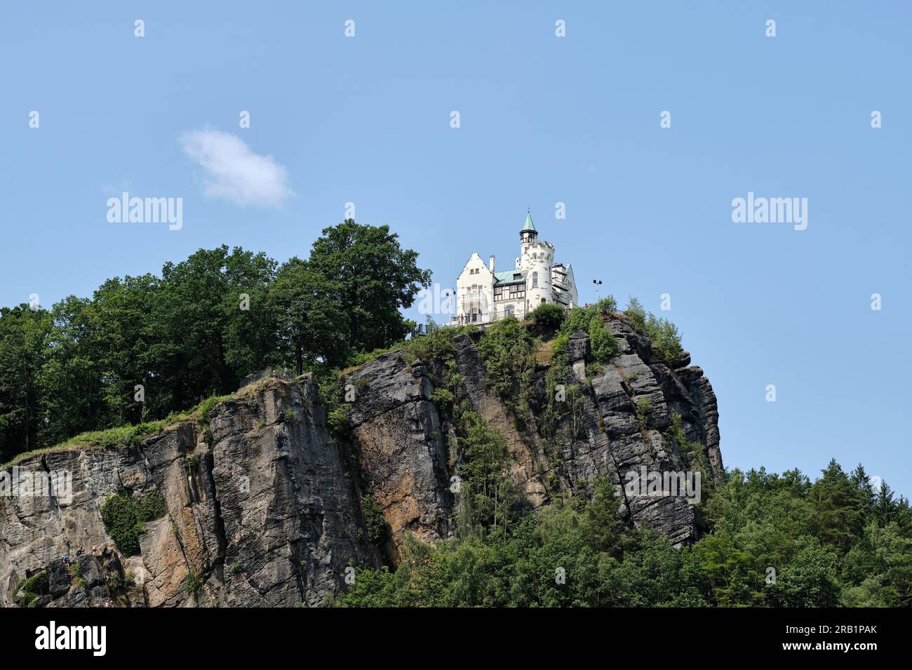 Le massif rocheux de grès du mur du berger (allemand : Schaeferwand, tchèque : Pastyrska stena) avec un restaurant qui ressemble à un petit château romantique. Banque D'Images