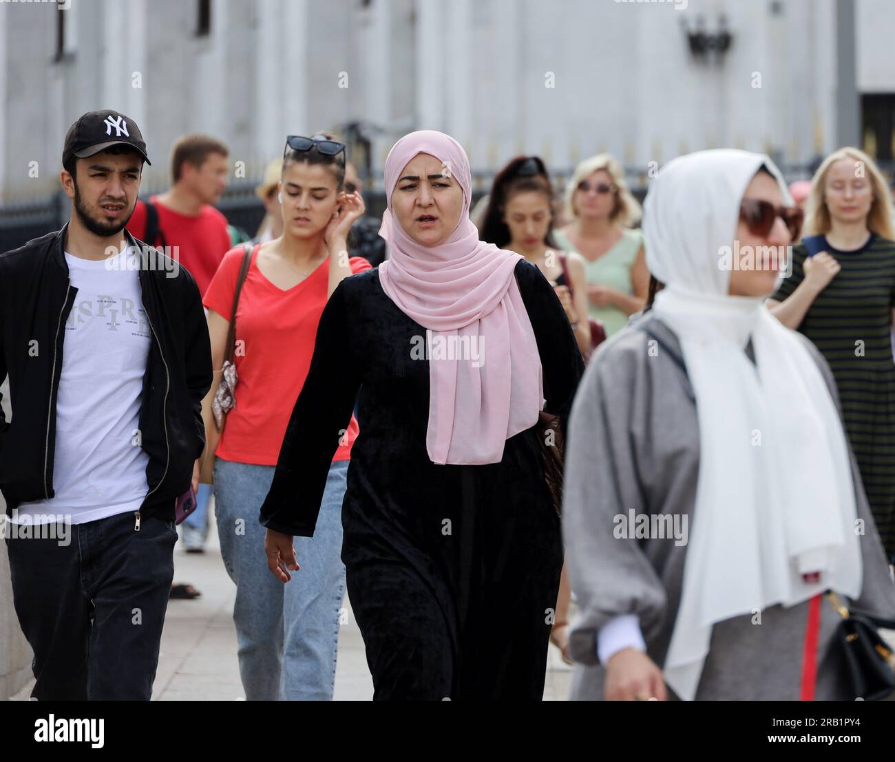 Femmes musulmanes marchant dans une rue de la ville en hijab en été Banque D'Images