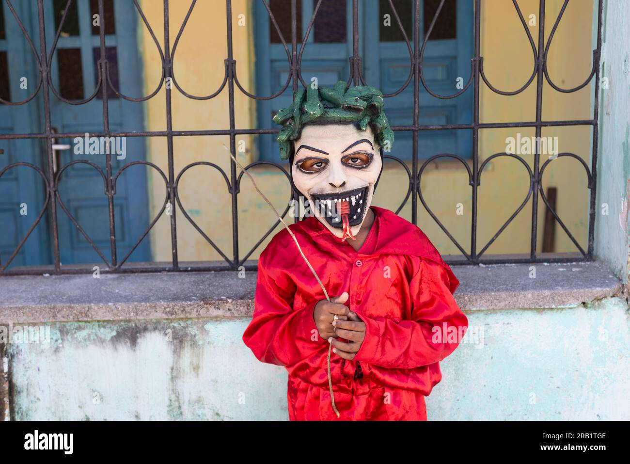 Santo Amaro, Bahia, Brésil - 24 juillet 2022 : jeune homme portant une tenue rouge et portant un masque d'horreur lors d'une manifestation culturelle à Acupe dans le c Banque D'Images