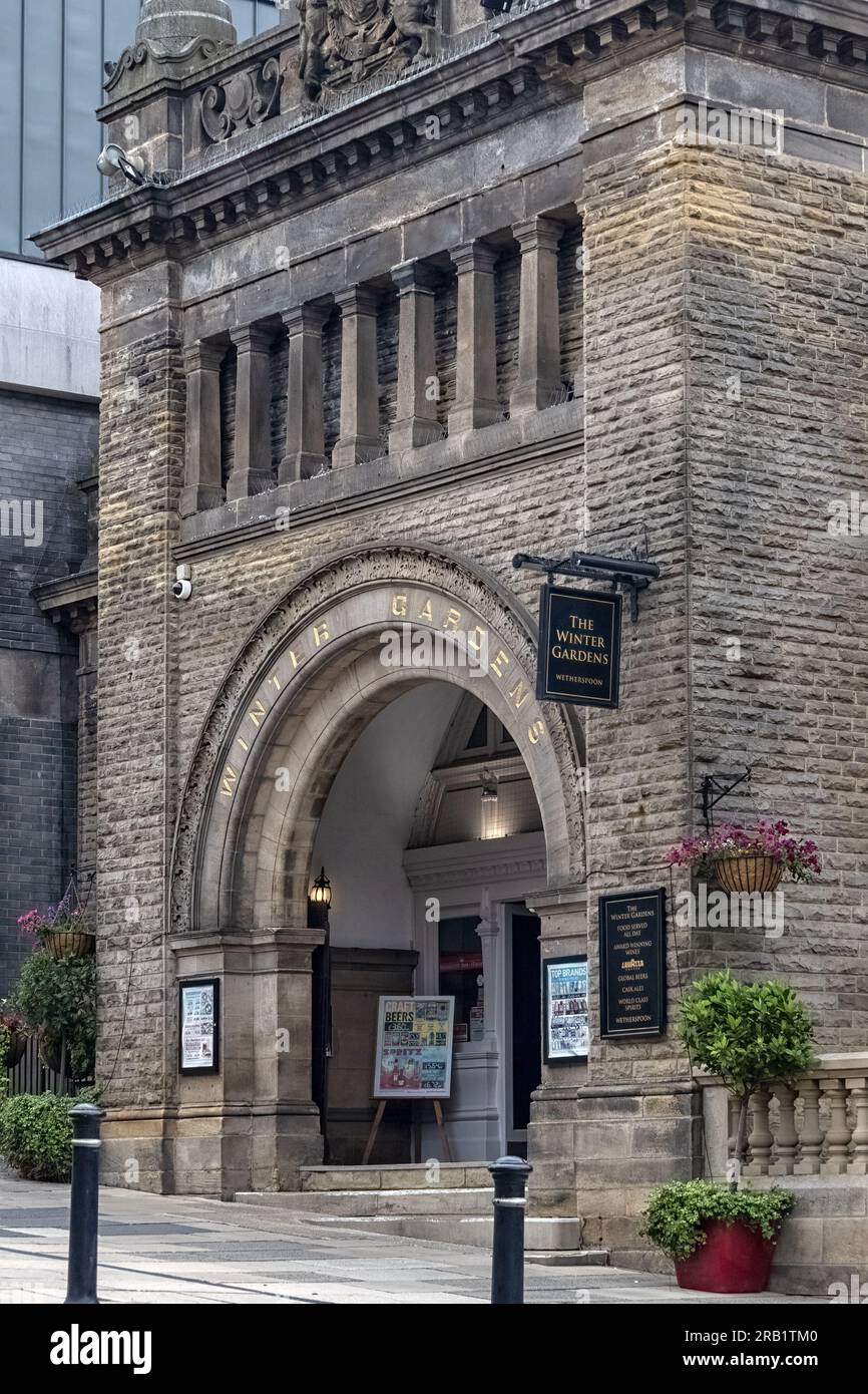 HARROGATE, YORKSHIRE, Royaume-Uni - 02 JUILLET 2023 : vue extérieure du bâtiment Winter Gardens, maintenant un pub Wetherspoon avec panneau Banque D'Images