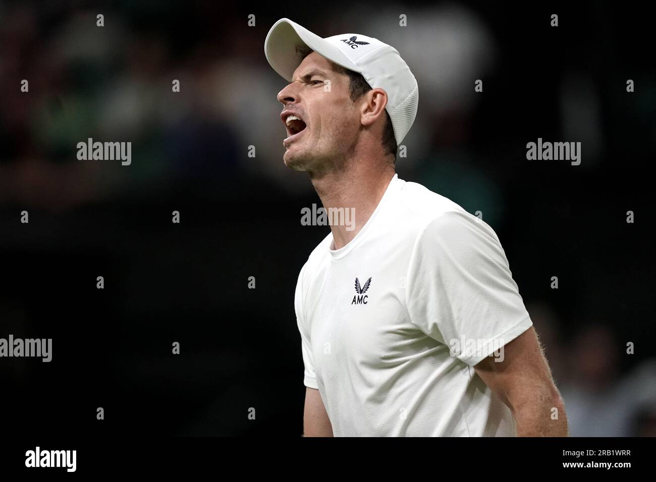 Andy Murray réagit lors de son match contre Stefanos Tsitsipas le quatrième jour des Championnats de Wimbledon 2023 au All England Lawn tennis and Croquet Club à Wimbledon. Date de la photo : jeudi 6 juillet 2023. Banque D'Images
