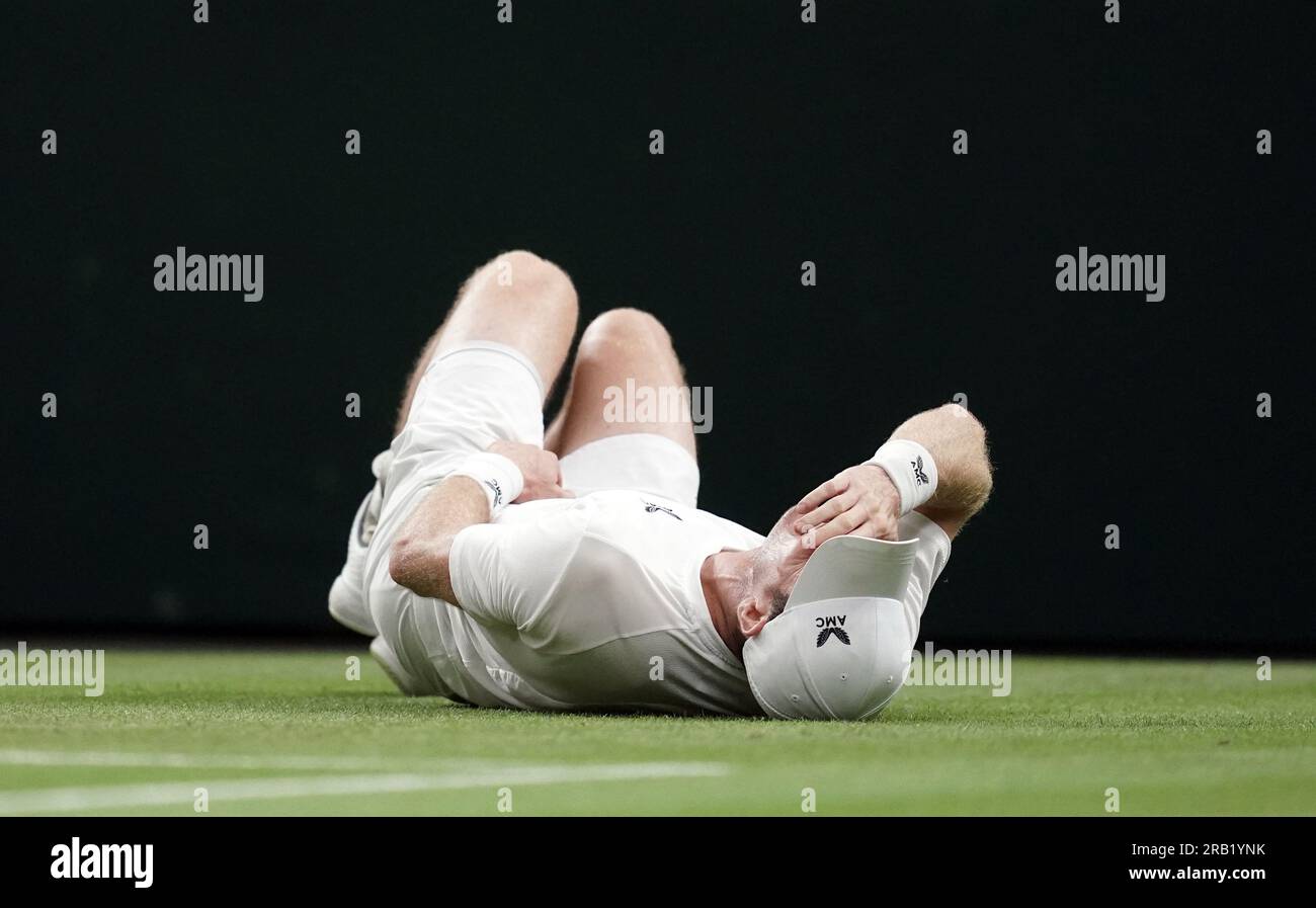 Andy Murray apparaît blessé lors de son match contre Stefanos Tsitsipas le quatrième jour des Championnats de Wimbledon 2023 au All England Lawn tennis and Croquet Club à Wimbledon. Date de la photo : jeudi 6 juillet 2023. Banque D'Images