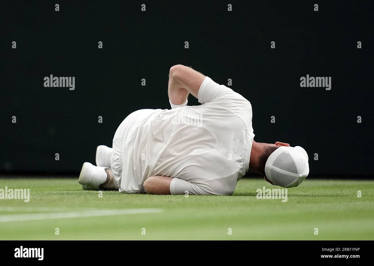 Andy Murray apparaît blessé lors de son match contre Stefanos Tsitsipas le quatrième jour des Championnats de Wimbledon 2023 au All England Lawn tennis and Croquet Club à Wimbledon. Date de la photo : jeudi 6 juillet 2023. Banque D'Images