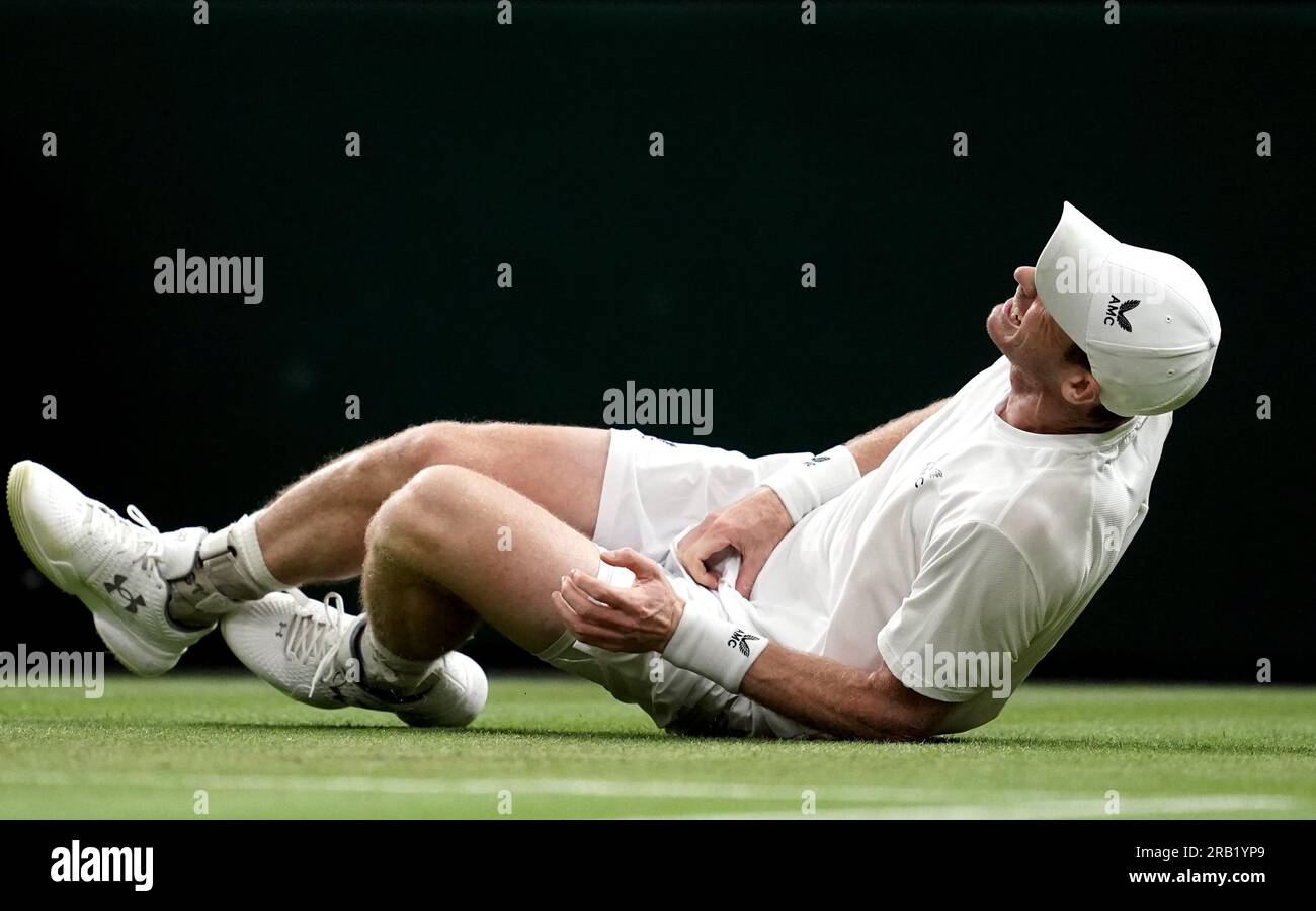 Andy Murray apparaît blessé lors de son match contre Stefanos Tsitsipas le quatrième jour des Championnats de Wimbledon 2023 au All England Lawn tennis and Croquet Club à Wimbledon. Date de la photo : jeudi 6 juillet 2023. Banque D'Images