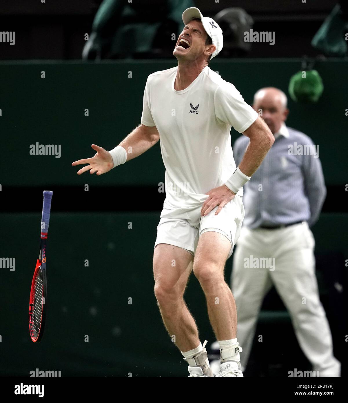 Andy Murray apparaît blessé lors de son match contre Stefanos Tsitsipas le quatrième jour des Championnats de Wimbledon 2023 au All England Lawn tennis and Croquet Club à Wimbledon. Date de la photo : jeudi 6 juillet 2023. Banque D'Images