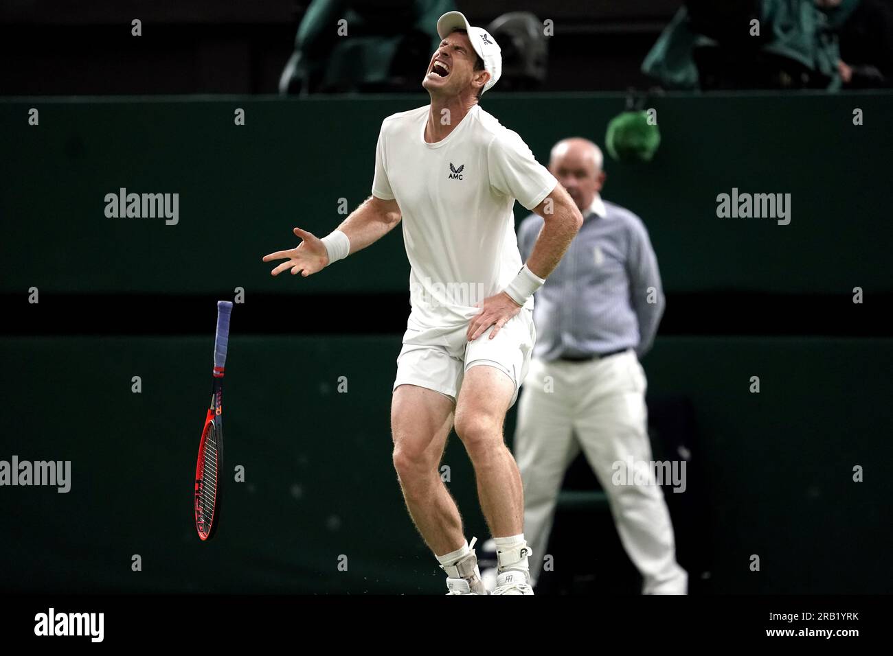 Andy Murray apparaît blessé lors de son match contre Stefanos Tsitsipas le quatrième jour des Championnats de Wimbledon 2023 au All England Lawn tennis and Croquet Club à Wimbledon. Date de la photo : jeudi 6 juillet 2023. Banque D'Images