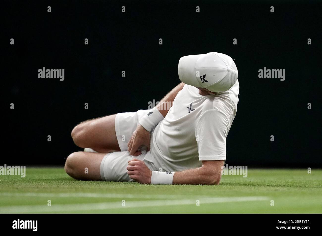 Andy Murray apparaît blessé lors de son match contre Stefanos Tsitsipas le quatrième jour des Championnats de Wimbledon 2023 au All England Lawn tennis and Croquet Club à Wimbledon. Date de la photo : jeudi 6 juillet 2023. Banque D'Images