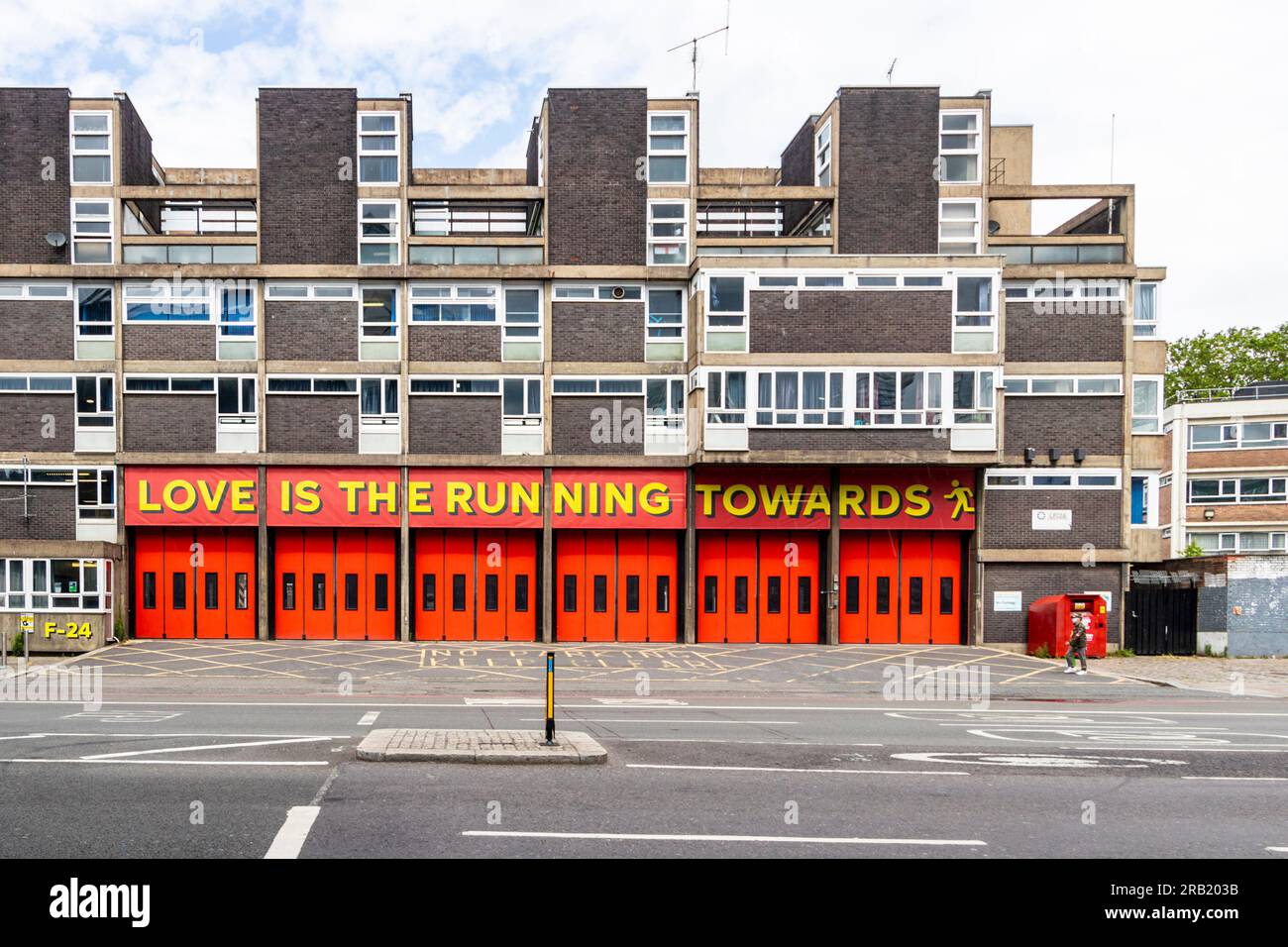 panneau au-dessus de la caserne de pompiers shoreditch old street london uk love est la course vers Banque D'Images