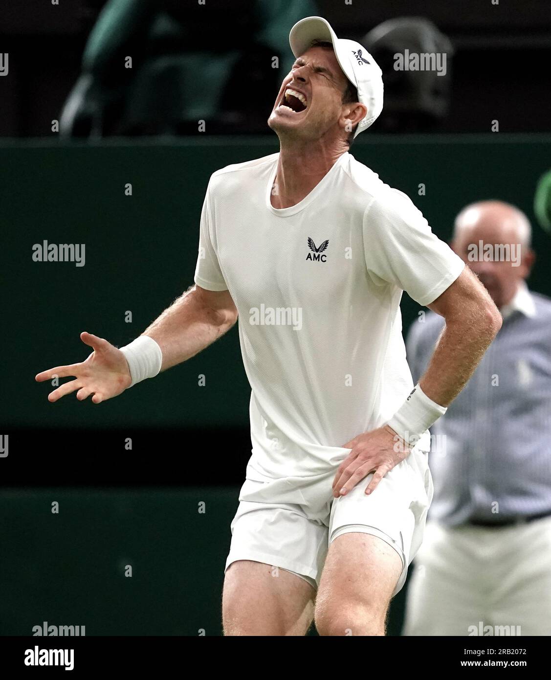 Andy Murray apparaît blessé lors de son match contre Stefanos Tsitsipas le quatrième jour des Championnats de Wimbledon 2023 au All England Lawn tennis and Croquet Club à Wimbledon. Date de la photo : jeudi 6 juillet 2023. Banque D'Images