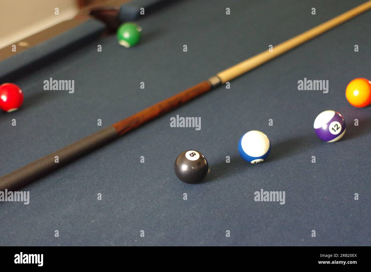 BÂTON DE BILLARD SUR LA TABLE DE BILLARD Banque D'Images