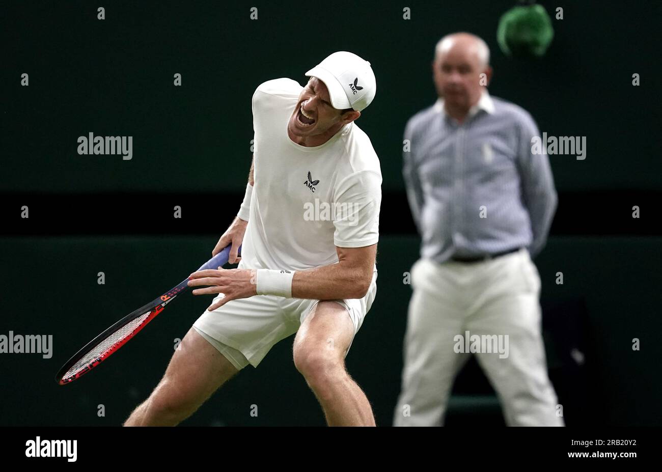 Andy Murray apparaît blessé lors de son match contre Stefanos Tsitsipas le quatrième jour des Championnats de Wimbledon 2023 au All England Lawn tennis and Croquet Club à Wimbledon. Date de la photo : jeudi 6 juillet 2023. Banque D'Images